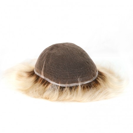 Travis Lace: Dunkle Ansätze in Blond