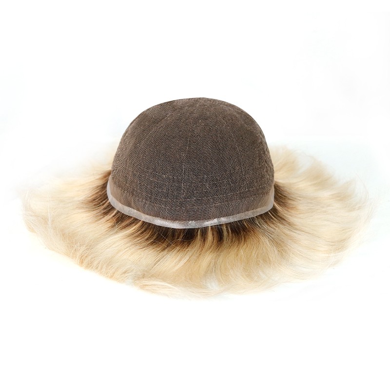 Travis Lace: Dunkle Ansätze in Blond