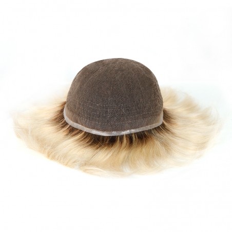 Travis Lace: Dunkle Ansätze in Blond