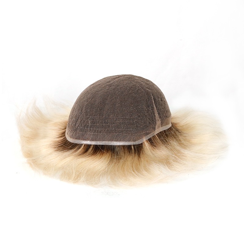 Travis Lace: Dunkle Ansätze in Blond