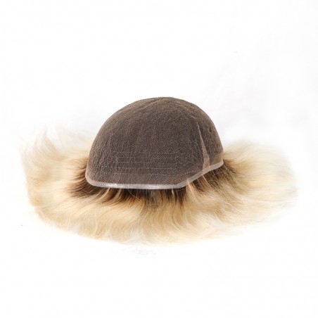 Travis Lace: Dunkle Ansätze in Blond