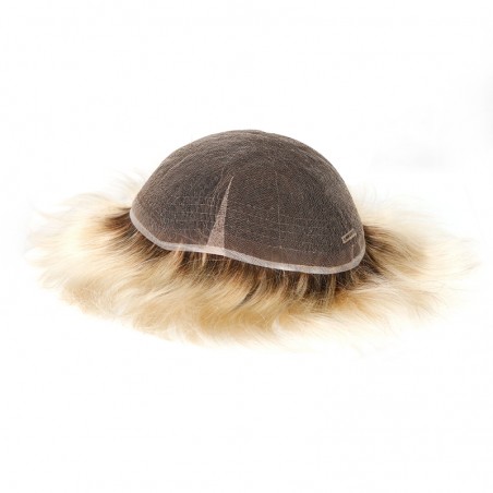 Travis Lace: Dunkle Ansätze in Blond